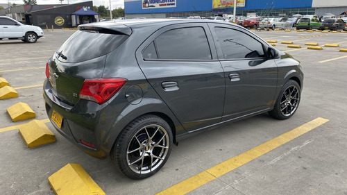 Imagen 11 de 25 de Chevrolet Onix