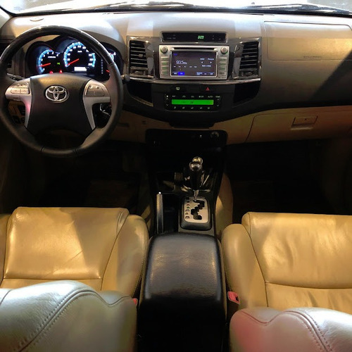 Imagem 10 de 11 de Hilux Sw4 Srv 4x4 Automática 5 Lugares 2014/2014 Branca