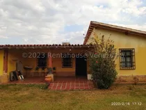 Comprar Perfecto Para Aquellos Que Buscan Un Estilo De Vida Relajado En Un Entorno Natural Al Estilo Campestre, Terreno Amplio Con Casa De Estilo Rústica De . Interiores Con Detalles Auténticos Como Vigas 