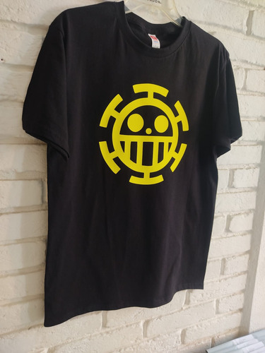 Playera One Piece Trafalgar D. Water Law Bandera
