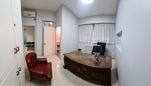 Junín Al 1000 Y Av. Santa Fe. Planta Baja Al Frente A La Calle Superficie Total 177 M2, Cubierta 148 M2. 6 Consultorios. 2 Baños. 1 Toilette. Patio. Laboratorio. Office. Impecable. Apto Crédito