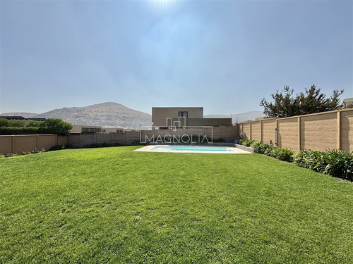 Casa En Arriendo De 5 Dorm. En Colina