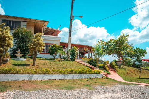 Vendo Hermosa Villa Amueblada En La Autopista Duarte Km 22