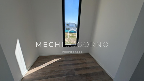 Casa En Venta En Dos Plantas 4 Habitaciones Pileta Perimetral