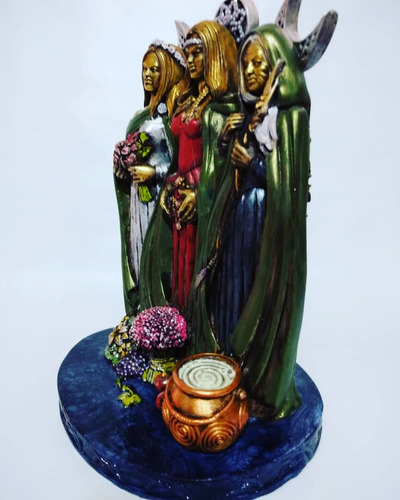 Imagem 3 de 5 de Hécate Deusa Tríplice Em Gesso - 30 Cm