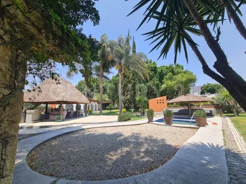 Venta Amplia Propiedad Con 3 Casas,alberca, Caballeriza, Bodega,comedor & Huerto