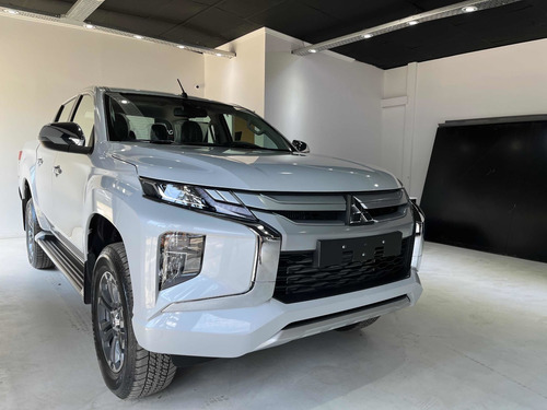 Imagen 2 de 15 de Toyota Hilux 2023 2.8 Cd Srx 177cv 4x4 At