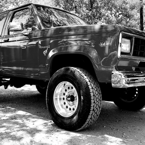 Ford Bronco XLT V6