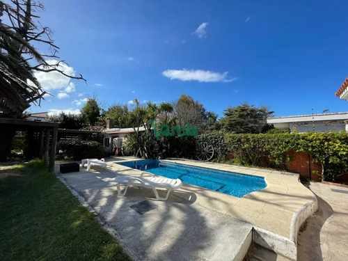 Venta Casa En Atlantida, 4 Dorm, 3 Baños, Estufa Leña, Vista Al Mar