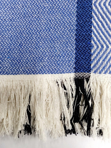 Imagen 3 de 6 de Poncho Artesanal Rombos Azul Rey