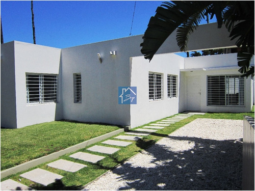 Impecable Casa Minimalista, Moderna, A Pocas Cuadras De La Playa Mansa. - Ref: 777
