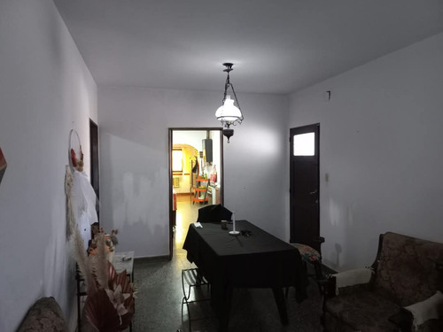 Flores Propiedades Vende Casa Esquina Barrio Modelo Sobre Av. America