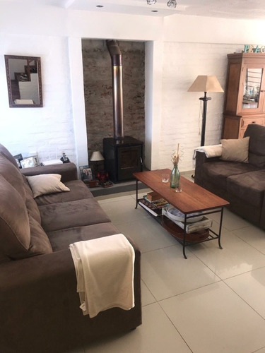 Vendo. Casa 3 Dormitorios, 2 Baños, Piscina Y Barbacoa