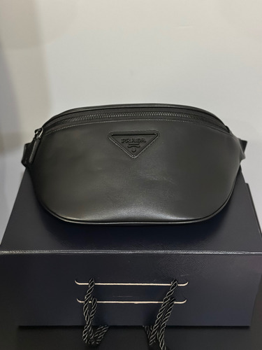 Prada Cangurera Negro Lisa