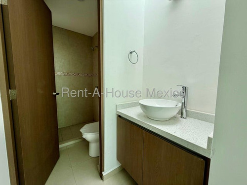 Venta. Santa Rosa Jauregui - Casa, Sala De Tv, 3 Recámaras, Cuarto De Servicio