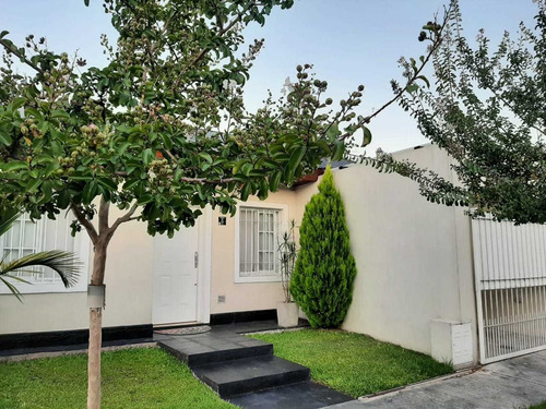 En Venta En Barrio Altos De Podesta, Hermoso Chalet De 3 Ambientes; Con Cochera Cubierta Para Dos Autos; Fondo Con Pileta; F: 8515