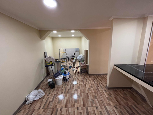 Casa De 2 Pisos: 3 Dormitorios, 2 Baños. Recién Restaurada.