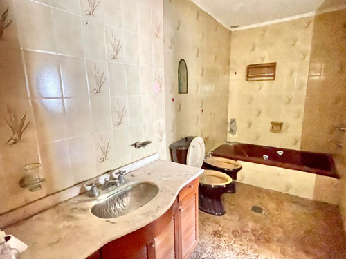 Casa Ph 4 Ambientes En Venta. Con Garage Y Fondo. Haedo Centro.