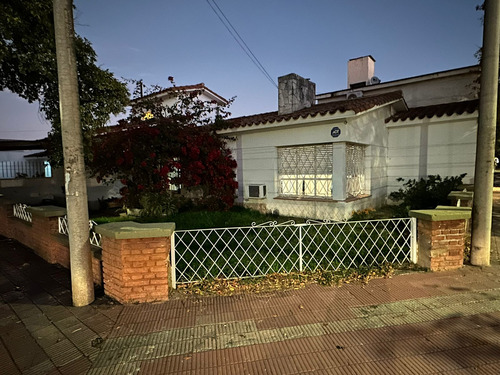 Casa De Tres 3 Dormitorios En Barrio Jardin Apto Bancor