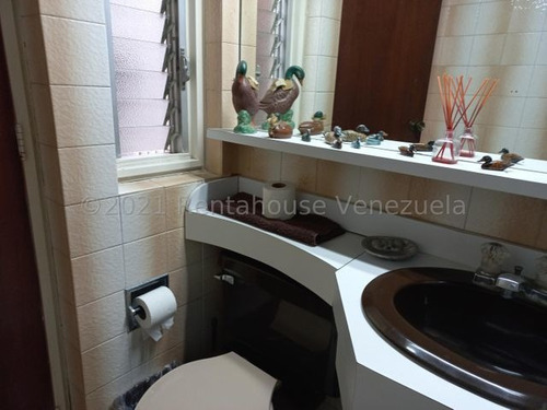 Imagen 7 de 14 de Casa Venta Lomas. La Lagunita Mls #22-2102 Casa Con Potencial Para Colocar A Su Gusto, Con Jardines Que Rodean La Construcción, Area De Parrillera, Terraza, Amplia Cocina.
