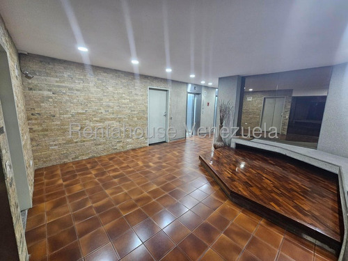 Los Palos Grandes !! Espectacular Apartamento Totalmente Amoblado, 155 M2, 3 Hab., 3 Baños, 2 Pe, Estudio, Pisos De Mármol, Área Servicio. Edf. Con Pozo De Agua, Hermosos Jardines. Vigilancia 24/7 !!