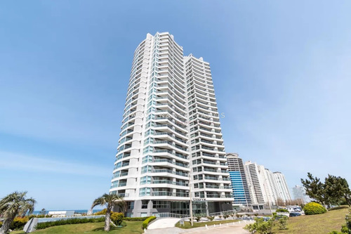 Apartamento En Venta De 2 Dormitorios En Look Brava Tower, Punta Del Este.