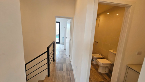 En Venta. Dúplex De 3 Ambientes A Estrenar Con Entrada De Auto Y Parque. Barrio San Jerónimo.