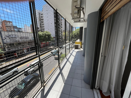 Alquiler De 3 Ambientes Refaccionado Con Balcón Y Muy Luminoso En Palermo. Avenida Cordoba