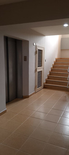 Apartamento En Alquiler Mañongo Res. Trebol Plaza (mer)