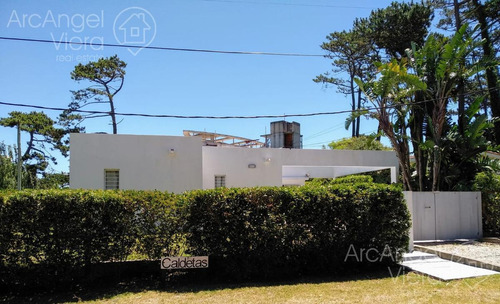 Casa A Dos Cuadras Del Mar En Punta Del Este - Playa Mansa .