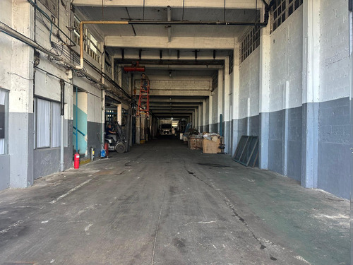 Galpón De 200 M2 - Lomas Del Mirador - Alquiler