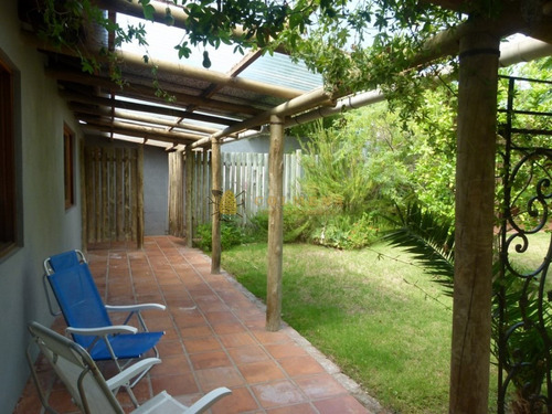 Casa En Pinares De 4 Dormitorios, 3 Baños, Cocina, Living-comedor - Consulte!!!!!- Ref: 1692