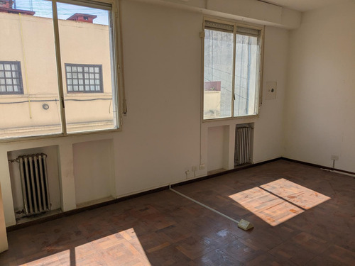 Oficina En Venta - Piso Alto Con Luz Natural En Av De Mayo