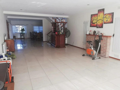 Casa En Venta - 4 Dormitorios 3 Baños - Cochera - 2.200mts2 - Florencio Varela