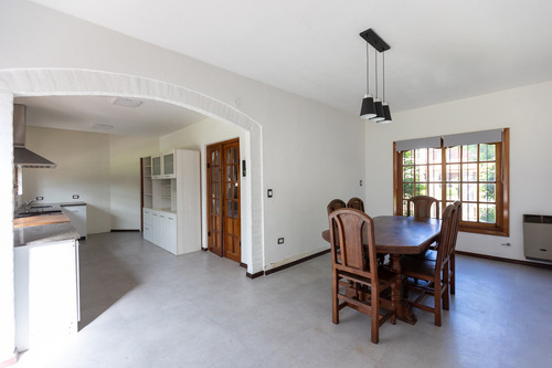 Casa De 5 Ambientes Con Quincho Y Pileta - Impecable - Bella Vista