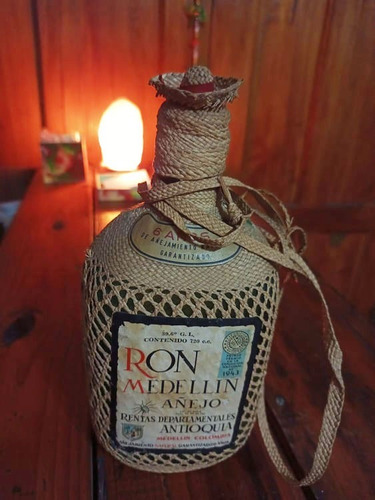 Antigua Botella De Ron Medellin Añejo Original Vacía Noenvio