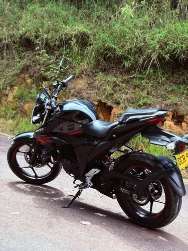 Gixxer 150 Fi Abs Color Negro Con Llantas Pirelli Nuevas
