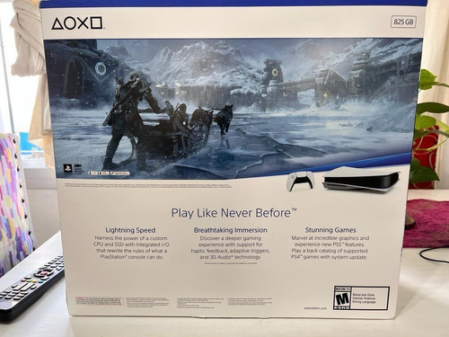 Imagen 4 de 4 de Sony PlayStation 5 825GB God of War Ragnarok Bundle color blanco y negro