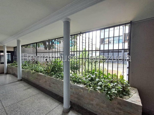En Estratégica Ubicación, A Una Cuadra Del Cc Mediterranean Plaza, En Sabana Larga, Rentahouse Ofrece En Venta Amplio Apartamento (aprox.119 M2), Para Actualizar A Su Gusto, De 3 Habitaciones