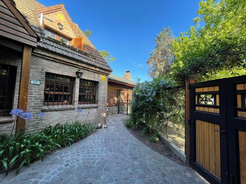 La Rosa 347, Adrogué Chalet Distribuido En 2 Plantas, Sobre 3 Lotes