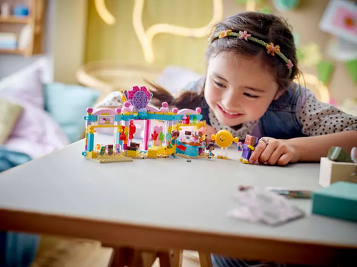 Kit de construção Lego Friends Heartlake City Candy Store 42649
