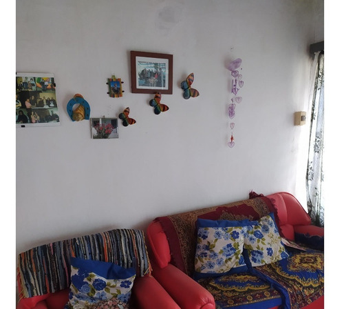 Vendo Casa A Media Cuadra De La Avenida Tomás Berreta, 1 Dormitorio, Parrillero Techado, Pieza Para Depósito, Consulte Y Coordine Una Visita