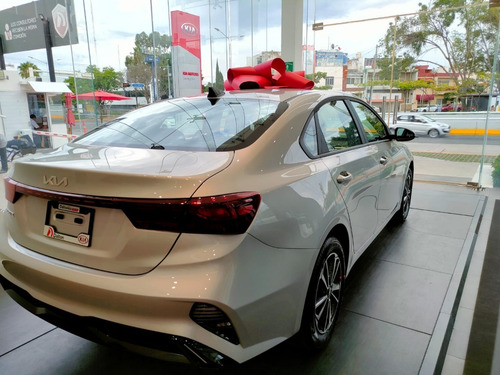 Imagen 6 de 15 de Kia Forte Sedan Lx Aut