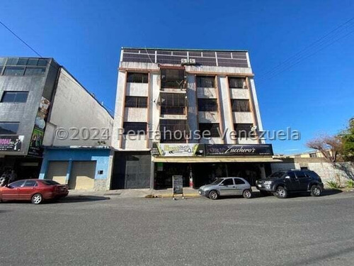 Carlos Colmenarez Alquila Apartamento Lindo, Fresco Y Cómodo, En Pleno De Centro De Barquisimeto, Cuenta Con 4 Habitaciones Y 2 Baños, Cocina Y Un Puesto De Estacionamiento