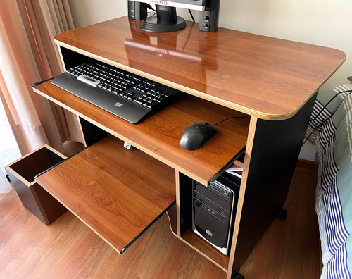Mesa Para Computador Y Basurero (Usado)
