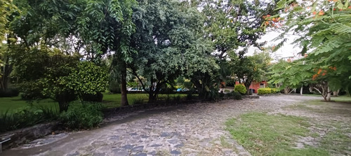 Casa En Venta En Jiutepec, Cocadas, Con Acceso Controlado, Alberca Y Loft Independiente.