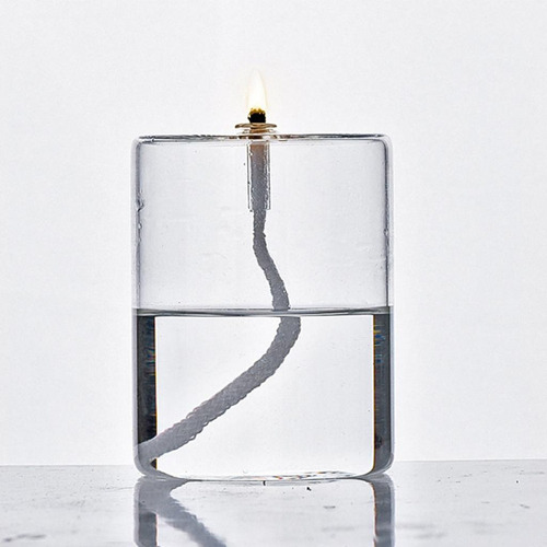 V Vela De Aceite De Vidrio Transparente En Un Candelero Luz