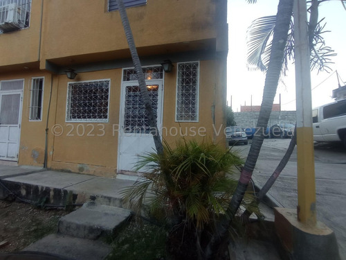 Imagen 14 de 30 de Casa En Venta En Centro Barquisimeto Lara +++23-19052 */m.e.c - R-a-h N° +0-4-2-4- 5.5.6. 5.7. 5.9 *--**
