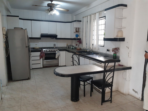 Imagen 8 de 14 de Vendo Casa La Atlantida. 450mts.2niveles, 5hab, 4baños, Tanq