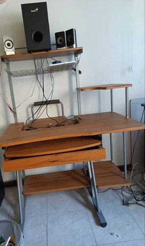 Mesa Para Computadora Con 2 Cornetas Pequeñas 